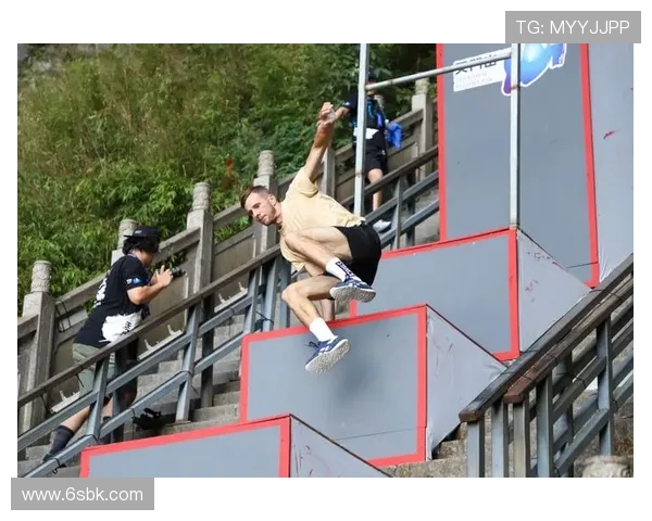 英国选手夺得世界跑酷锦标赛技巧赛冠军展现卓越技能和突破极限 英国选手夺得世界跑酷锦标赛技巧赛冠军展现卓越技能和突破极限